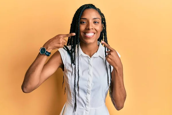 Africká Američanka Neformálním Oblečení Vesele Usmívající Ukazující Prsty Ústy Koncepce — Stock fotografie