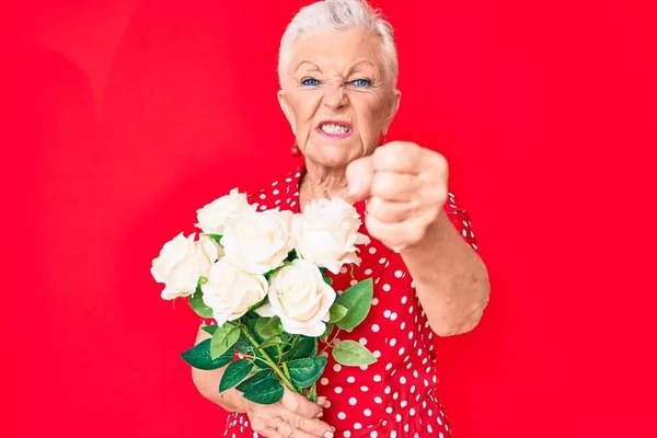 Senioren Mooie Vrouw Met Blauwe Ogen Grijs Haar Houden Boeket — Stockfoto