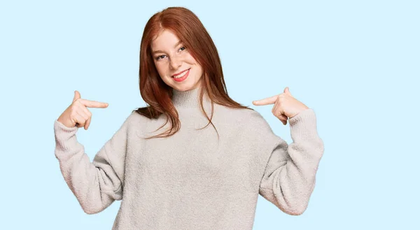 Giovane Leggere Testa Donna Indossa Maglione Invernale Casual Guardando Fiducioso — Foto Stock