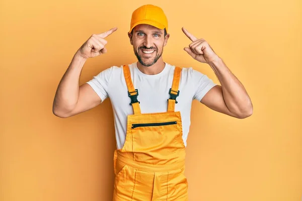 Joven Hombre Guapo Vistiendo Uniforme Manitas Sobre Fondo Amarillo Sonriendo — Foto de Stock