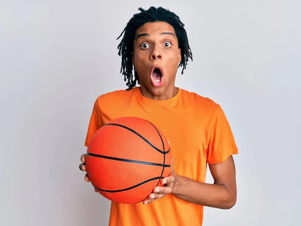 Jovem Afro Americano Segurando Bola Basquete Com Medo Chocado Com — Fotografia de Stock