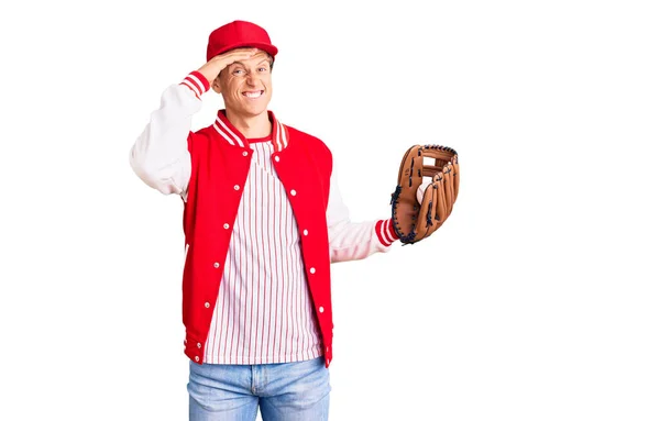 Jovem Homem Bonito Vestindo Uniforme Beisebol Segurando Golve Bola Estressado — Fotografia de Stock