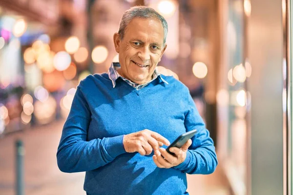 Senior Hombre Pelo Gris Sonriendo Feliz Usando Teléfono Inteligente Ciudad — Foto de Stock