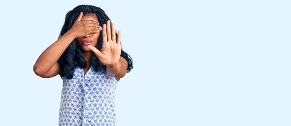 Красивая Африканская Американка Одетая Повседневную Летнюю Рубашку Закрывает Глаза Руками — стоковое фото