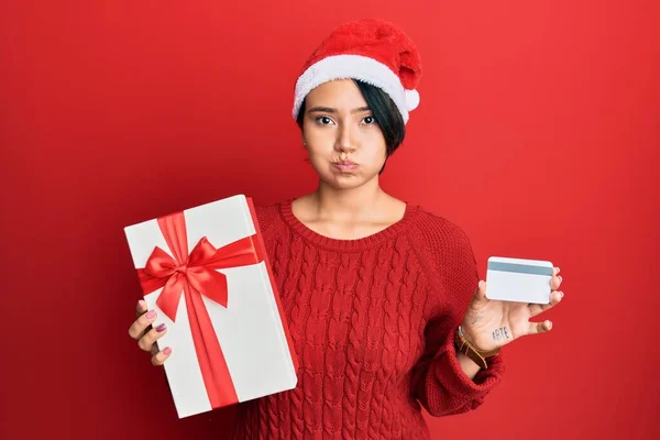 Beautiful Young Woman Short Hair Wearing Chrismast Hat Holding Gift — Foto de Stock