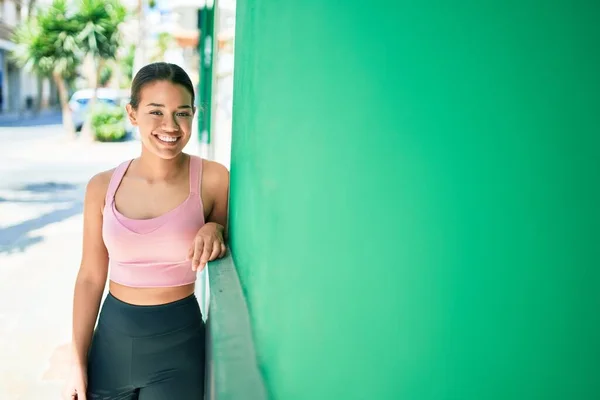 Joven Mujer Atlética Hispana Hermosa Vistiendo Traje Fitness Sonriendo Feliz —  Fotos de Stock