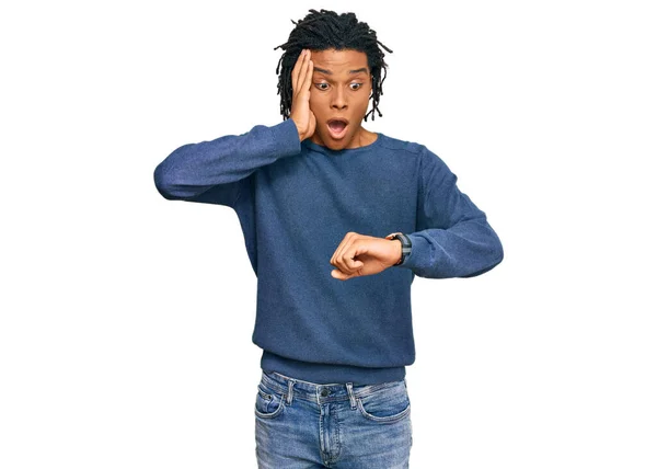 Jovem Afro Americano Vestindo Camisola Inverno Casual Olhando Para Relógio — Fotografia de Stock