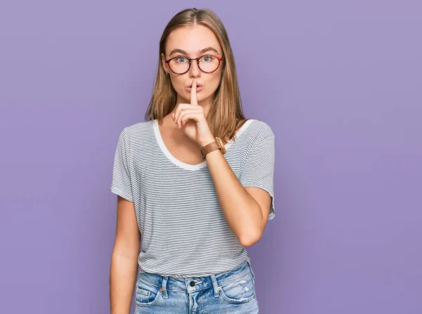 Vacker Ung Blond Kvinna Bär Casual Kläder Och Glasögon Ber — Stockfoto