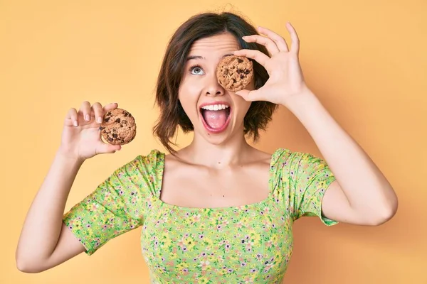 Young Beautiful Woman Holding Cookies Angry Mad Screaming Frustrated Furious — 스톡 사진
