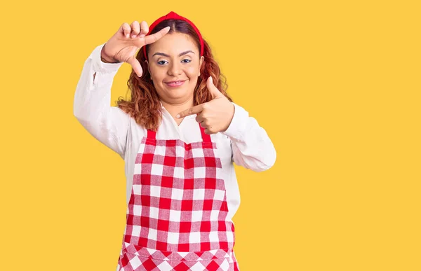 Mujer Latina Joven Usando Delantal Sonriente Haciendo Marco Con Las — Foto de Stock