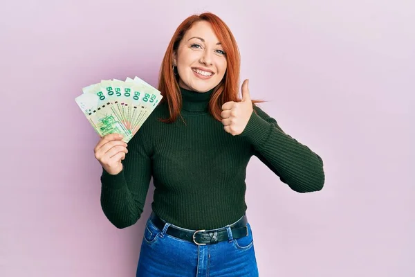 Mulher Ruiva Bonita Segurando Hong Kong Dólares Notas Sorrindo Feliz — Fotografia de Stock