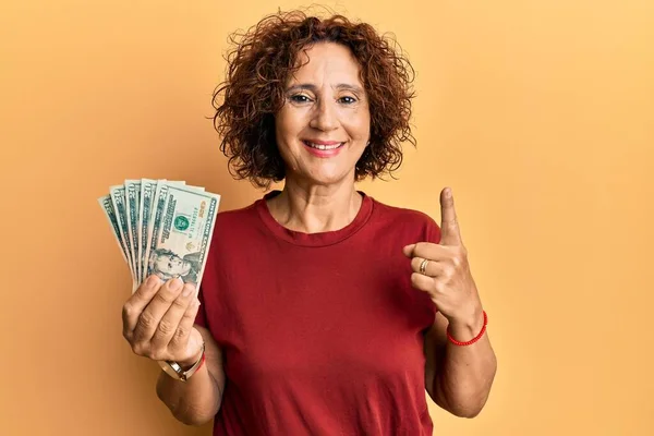 Güzel Orta Yaşlı Olgun Bir Kadın Elinde Dolarlık Banknotlarla Gülümseyen — Stok fotoğraf