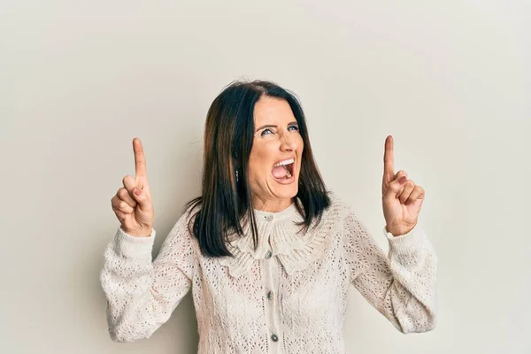 Middle Age Brunette Woman Pointing Fingers Angry Mad Screaming Frustrated — Foto de Stock