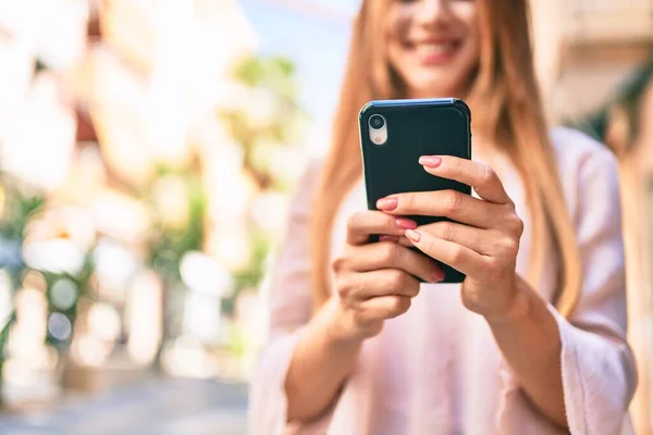 Jovem Caucasiana Sorrindo Feliz Usando Smartphone Cidade — Fotografia de Stock