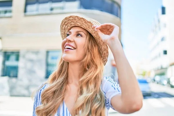 Junge Schöne Blonde Frau Urlaub Mit Sommermütze Glücklich Lächelnd Mit — Stockfoto