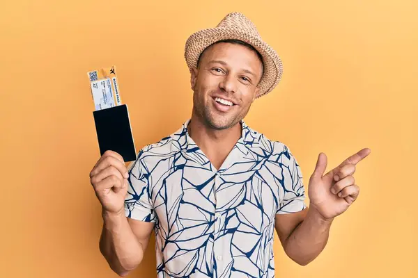 Όμορφος Μυώδης Άνδρας Που Κρατάει Κάρτα Επιβίβασης Και Διαβατήριο Χαμογελώντας — Φωτογραφία Αρχείου