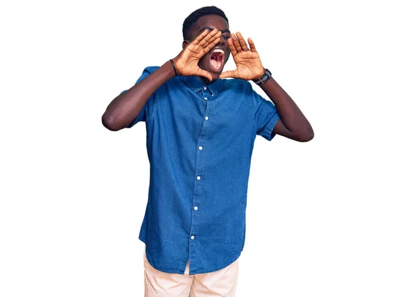 Jonge Afrikaanse Amerikaanse Man Dragen Casual Kleding Schreeuwen Boos Hardop — Stockfoto