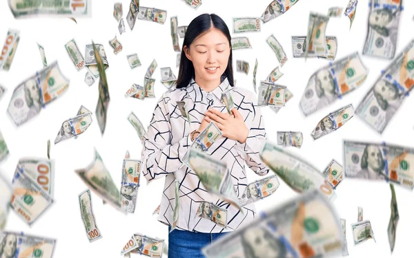 Ung Vacker Kinesisk Kvinna Bär Avslappnad Skjorta Leende Med Händerna — Stockfoto