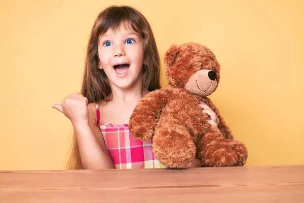 Klein Blank Meisje Met Lang Haar Zittend Tafel Met Teddybeer — Stockfoto