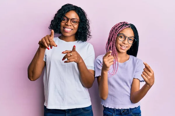 Schöne Afrikanisch Amerikanische Mutter Und Tochter Tragen Lässige Kleidung Und — Stockfoto