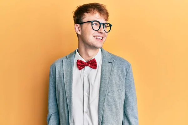 Giovane Nerd Caucasico Uomo Con Gli Occhiali Indossa Hipster Look — Foto Stock