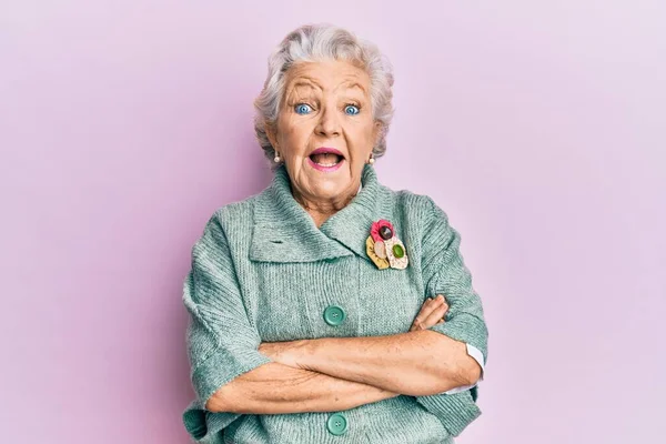 Senior Grauhaarige Frau Lässiger Kleidung Feiert Verrückt Und Erstaunt Über — Stockfoto