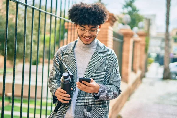 Jonge Afro Amerikaanse Zakenman Met Behulp Van Smartphone Holding Fles — Stockfoto