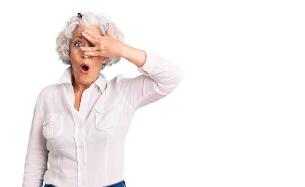 Ältere Grauhaarige Frau Lässiger Kleidung Die Schockiert Gesicht Und Augen — Stockfoto