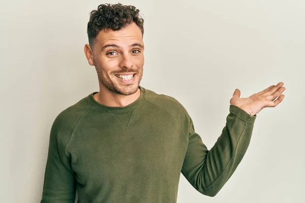 Jovem Hispânico Vestindo Roupas Casuais Sorrindo Alegre Apresentando Apontando Com — Fotografia de Stock