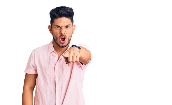 Guapo Joven Latinoamericano Con Camisa Verano Casual Señalando Disgustado Frustrado —  Fotos de Stock