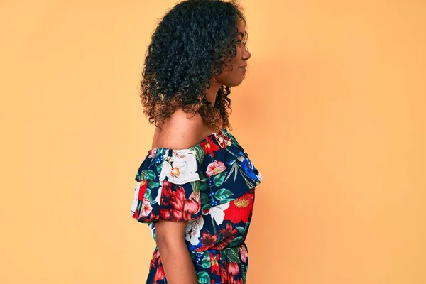 Ung Afrikansk Amerikansk Kvinna Bär Casual Kläder Som Vill Sida — Stockfoto