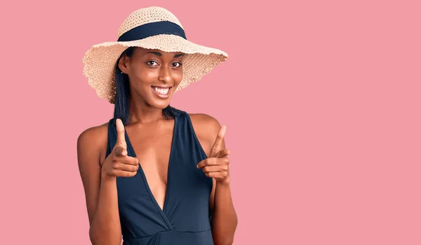Mladá Africká Američanka Plavkách Letním Klobouku Ukazuje Prstem Kameru Šťastnou — Stock fotografie