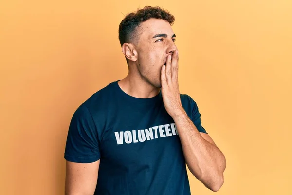 Ισπανόφωνος Νεαρός Άνδρας Φορώντας Εθελοντικό Μπλουζάκι Βαριέται Χασμουρητό Κουρασμένο Καλύπτει — Φωτογραφία Αρχείου