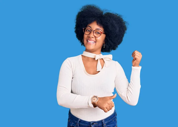年轻的非洲裔美国姑娘 身穿休闲装 戴着眼镜 手背朝后 竖起大拇指 自信地微笑着 — 图库照片