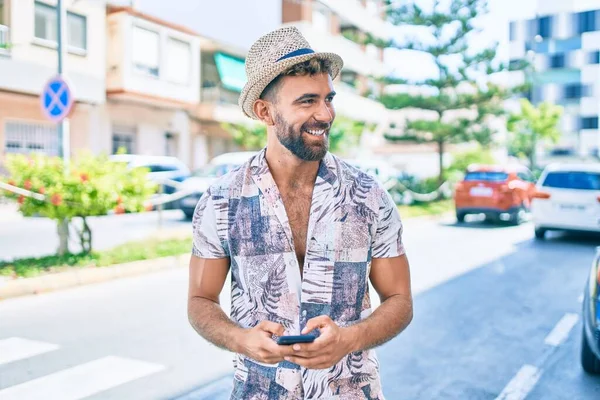 Jovem Hispânico Homem Férias Sorrindo Feliz Usando Smartphone Rua Cidade — Fotografia de Stock