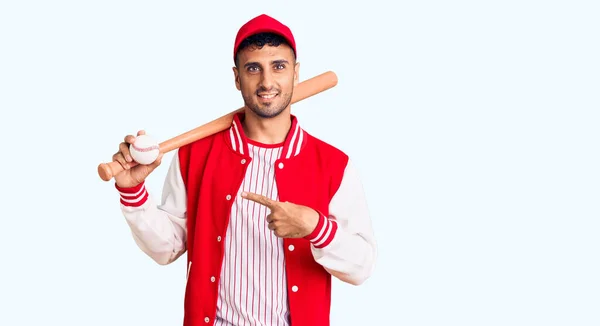 Joven Hispano Jugando Béisbol Sosteniendo Bate Pelota Sonriendo Feliz Señalando —  Fotos de Stock