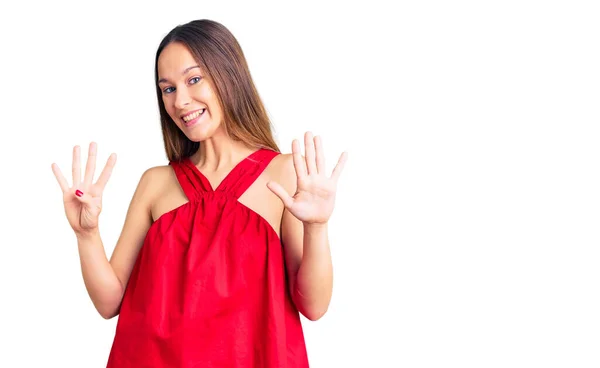 Красивая Брюнетка Молодая Женщина Повседневной Одежде Показывая Показывая Пальцами Номер — стоковое фото