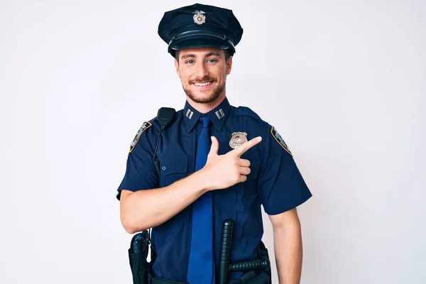 Ung Kaukasisk Man Klädd Polis Uniform Glad Med Ett Leende — Stockfoto