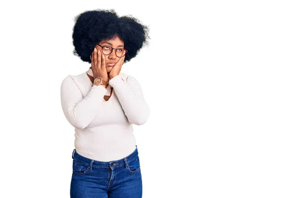 Ung Afrikansk Amerikansk Flicka Bär Casual Kläder Och Glasögon Trötta — Stockfoto