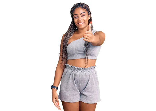 Jovem Afro Americana Com Tranças Vestindo Sportswear Sorrindo Amigável Oferecendo — Fotografia de Stock