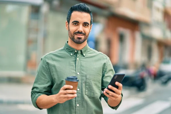 Ung Latinamerikansk Man Ler Glad Med Smartphone Stan — Stockfoto