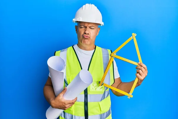 Middelbare Leeftijd Kale Man Dragen Architect Hardhat Holding Bouwproject Kijken — Stockfoto