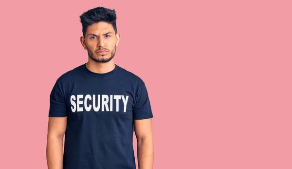 Όμορφος Λατίνος Αμερικανός Νεαρός Που Φοράει Μπλουζάκι Ασφαλείας Σκεπτικός Και — Φωτογραφία Αρχείου