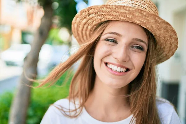 Mujer Rubia Joven Vacaciones Sonriendo Feliz Caminando Calle Ciudad —  Fotos de Stock