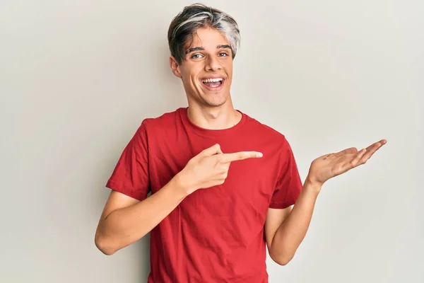 Jovem Hispânico Vestindo Roupas Casuais Espantado Sorrindo Para Câmera Apresentar — Fotografia de Stock