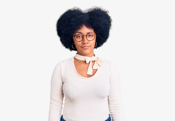 Jeune Fille Afro Américaine Portant Des Vêtements Décontractés Des Lunettes — Photo