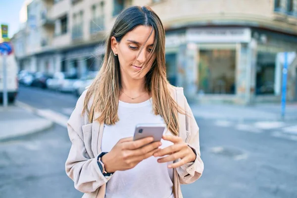 Joven Mujer Caucásica Sonriendo Feliz Usando Teléfono Inteligente Ciudad — Foto de Stock