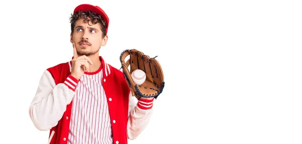 Jovem Homem Bonito Com Cabelo Encaracolado Usando Uniforme Beisebol Segurando — Fotografia de Stock