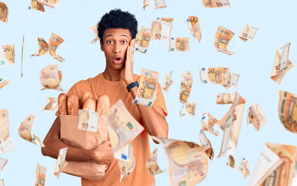 Jovem Afro Americano Segurando Saco Papel Com Pão Com Medo — Fotografia de Stock