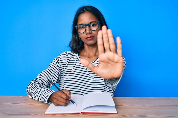 Ung Indian Flicka Skriva Anteckningsbok Sitter Bordet Med Öppen Hand — Stockfoto